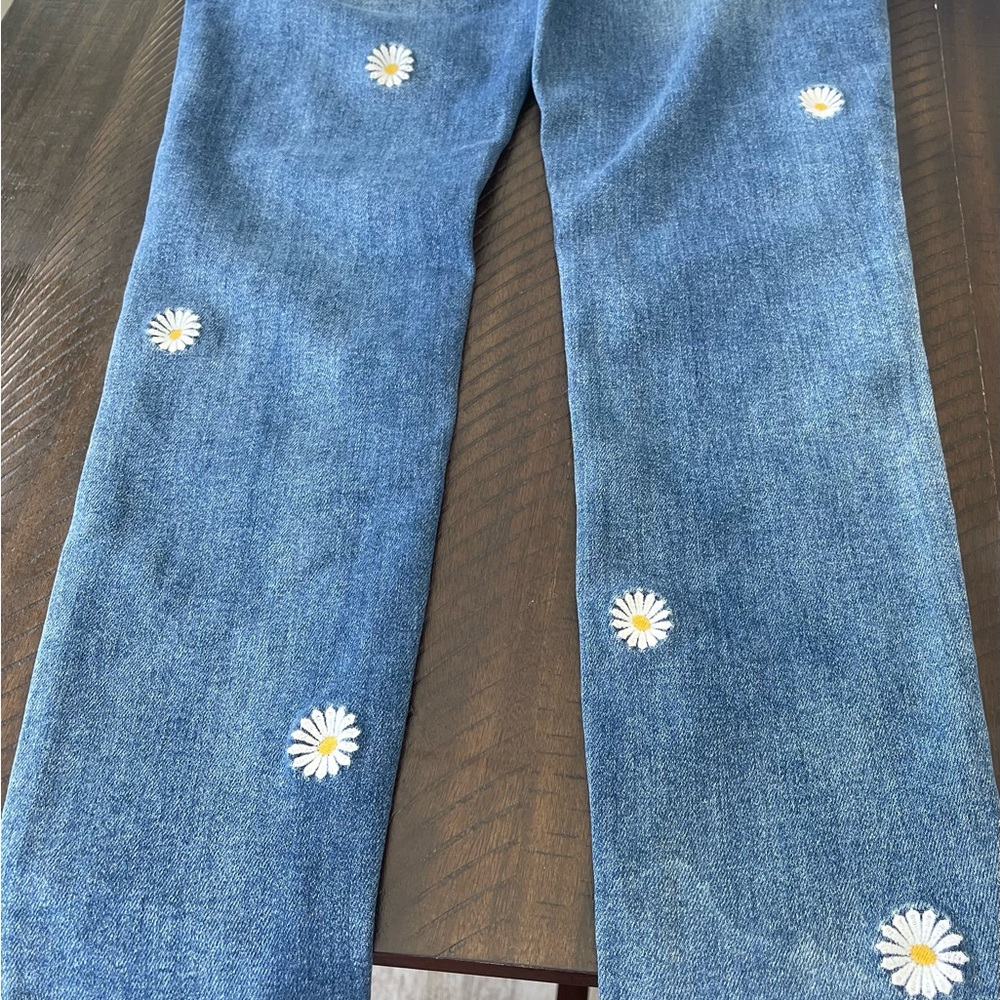 NWT Judy Blue Embroidered Distressed Blue Jeans with Daisy Accents